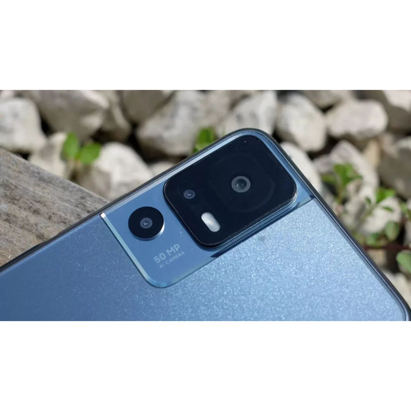 TCL 40 SE camera being showcased.